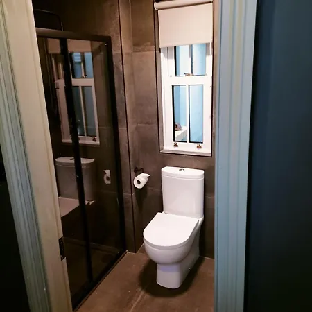 Whitethorn Apartment *